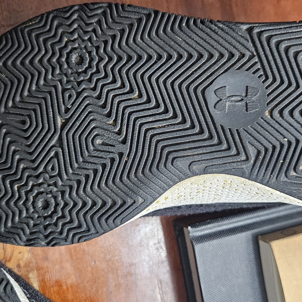 Under Armour Curry 3Z7 'Black Metallic Gold' | Youth Size 5 - Picture 7 of 7